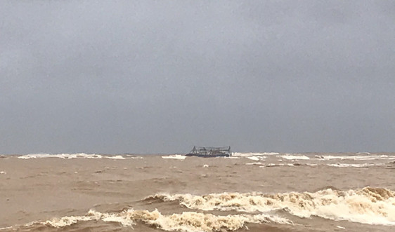 Quảng Trị: Tàu cá chết máy ở vùng thời tiết xấu, 8 thuyền viên được cứu sống