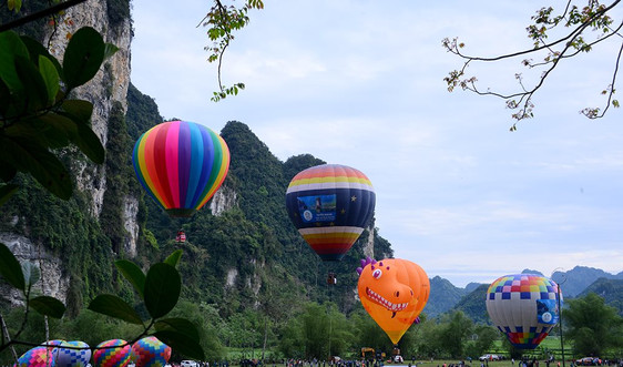 Tuyên Quang: Sắc màu khinh khí cầu bay giữa núi rừng Lâm Bình