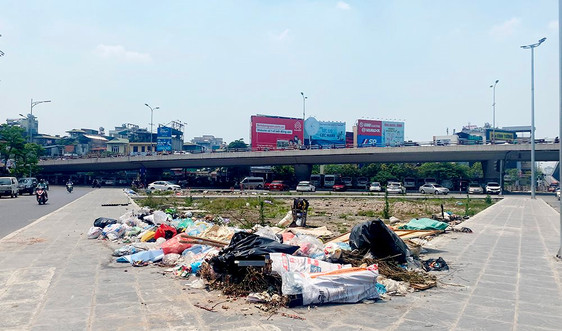 Hà Nội: Vỉa hè nhếch nhác vì rác thải
