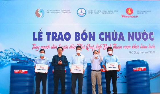 Báo Tài nguyên và Môi trường trao tặng bồn chứa nước cho người dân huyện đảo Phú Quý