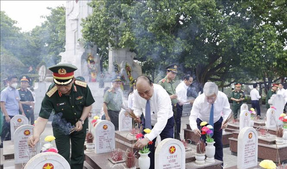 Chủ tịch nước viếng các Anh hùng Liệt sĩ tại nghĩa trang Trường Sơn, Đường 9