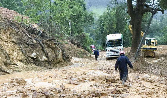 Điện Biên: Mưa lớn gây sạt lở đất trên đèo Tây Trang