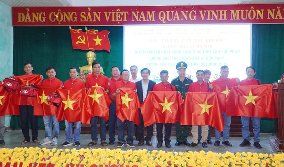 Trao tặng 10.000 lá cờ Tổ quốc cho ngư dân Thừa Thiên - Huế