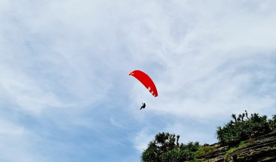 Dù lượn tung bay trên miệng núi lửa Lý Sơn (Quảng Ngãi)