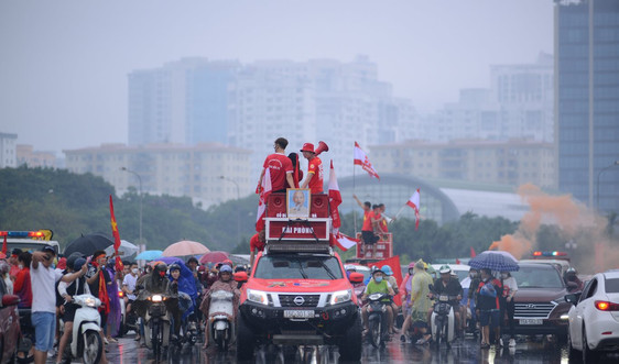 Hàng nghìn cổ động viên đội mưa cổ vũ cho U23 Việt Nam