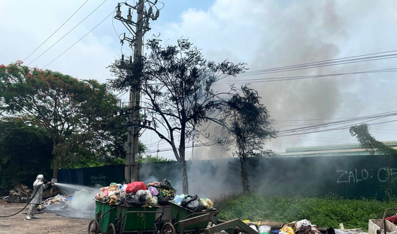 Hoài Đức - Hà Nội: Bãi rác tự phát bùng cháy, ô nhiễm càng thêm ô nhiễm