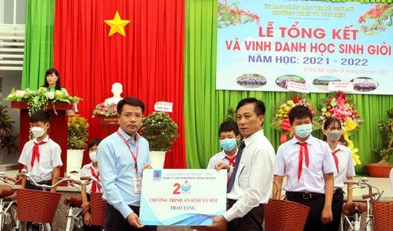 Công ty Vận chuyển Khí Đông Nam trao tặng 100 xe đạp cho học sinh hiếu học Bà Rịa - Vũng Tàu 