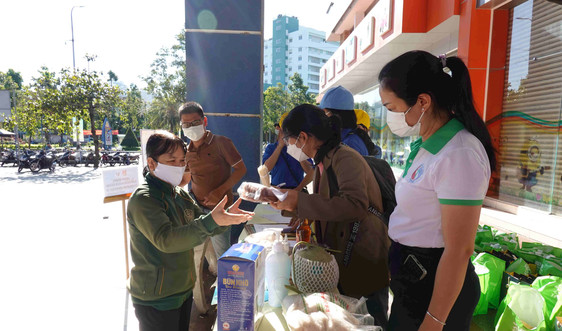 Bình Định: Người dân tham gia Ngày hội Thu gom chất thải nguy hại hộ gia đình 