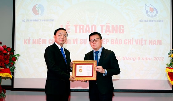 Chủ tịch Hội Nhà báo Việt Nam trao Kỷ niệm chương "Vì sự nghiệp báo chí Việt Nam"cho Bộ trưởng Trần Hồng Hà và Thứ trưởng Lê Công Thành