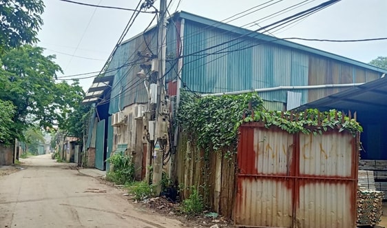 Phường Thượng Cát - quận Bắc Từ Liêm (Hà Nội): Nhà xưởng trái phép nhan nhản trên đất bãi ven sông