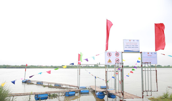 Nhân rộng mô hình thu gom rác trên sông tại Nam Định