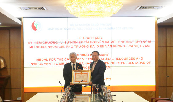 Trao Kỷ niệm chương Vì sự nghiệp Tài nguyên và Môi trường cho Phó Trưởng đại diện JICA tại Việt Nam