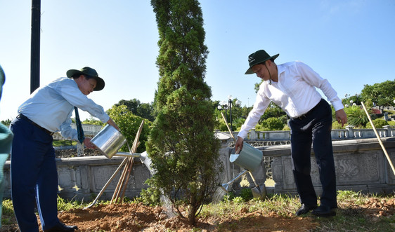 Bộ TN&MT hỗ trợ trồng cây xanh cải tạo cảnh quan tại các nghĩa trang liệt sỹ ở Quảng Trị