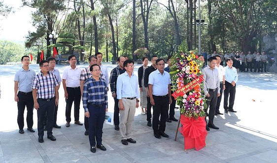 Đoàn công tác EVN dâng hương tưởng niệm các Anh hùng liệt sỹ tại Nghĩa trang Liệt sỹ Quốc gia Trường Sơn và nhiều địa danh lịch sử khác