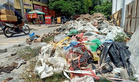 Hà Nội: Rác thải chất đống trên nhiều tuyến đường, ngõ phố quận Hoàng Mai 