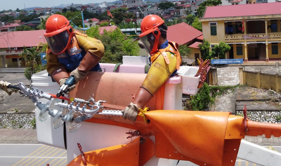 Đội sửa chữa Hotline Công ty Điện lực Bắc Giang thực hiện công tác sản xuất kinh doanh khác 6 tháng đầu năm 2022