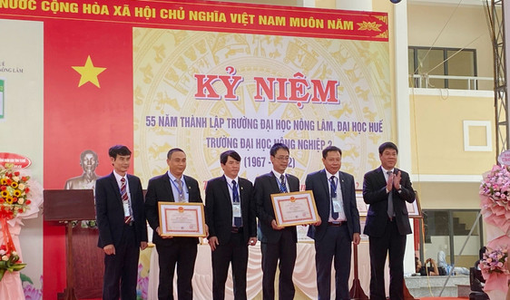 Đại học Nông Lâm Huế nhận bằng khen của Bộ TN&MT