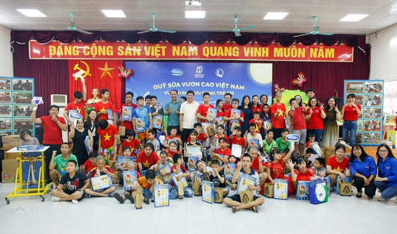 Vinamilk và Quỹ sữa Vươn cao Việt Nam cùng trẻ em vui Tết Trung thu
