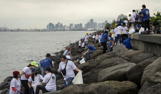 Hàng trăm tình nguyện viên tham gia làm sạch bờ biển ở Philippines