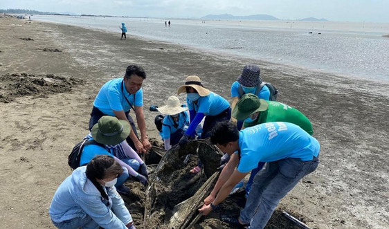 Suntory PepsiCo Việt Nam chung tay làm sạch bãi biển bảo vệ môi trường