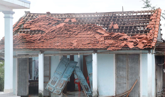Thừa Thiên – Huế: Hàng trăm nhà dân tốc mái, nhiều người bị thương do bão Noru