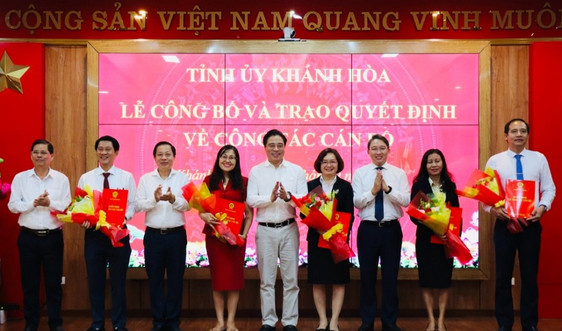 Khánh Hòa: Công bố và trao các quyết định về công tác cán bộ