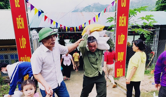 Báo TN&MT cùng Chùa Linh Sơn Thanh Nhàn (Hà Nội) trao 466 suất quà cho đồng bào DTTS huyện Phù Yên, tỉnh Sơn La