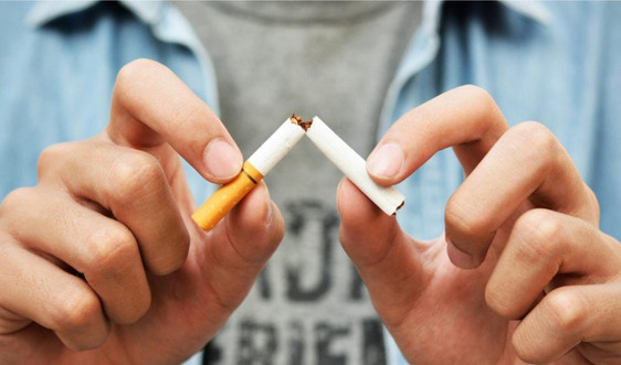 Trẻ hút thuốc lá thụ động - lỗi của người lớn