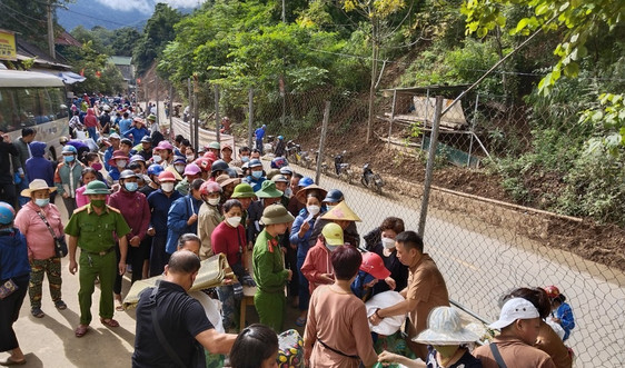 Báo TN&MT phối hợp với chùa Linh Sơn trao quà cho các hộ dân bị thiệt hại bởi lũ quét ở Kỳ Sơn