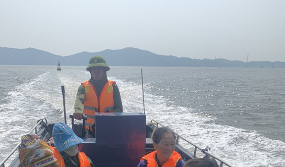 Quảng Ninh: Đưa vào bờ an toàn 23 ngư dân bị lật bè trên biển