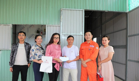 Nhiệt điện Vĩnh Tân hỗ trợ 60 triệu đồng cho lao động gặp khó khăn, bệnh tật