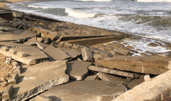 Quảng Ngãi: Triều cường đánh sập kè biển, uy hiếp nhà dân 