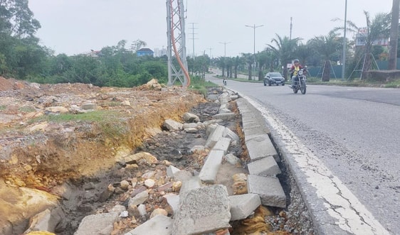 Vỉa hè tan nát, hiểm nguy rình rập