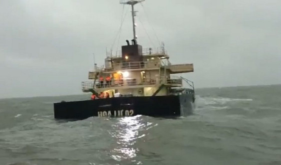 Nghệ An: Cứu hộ tàu gặp nạn trên biển cùng 13 thuyền viên
