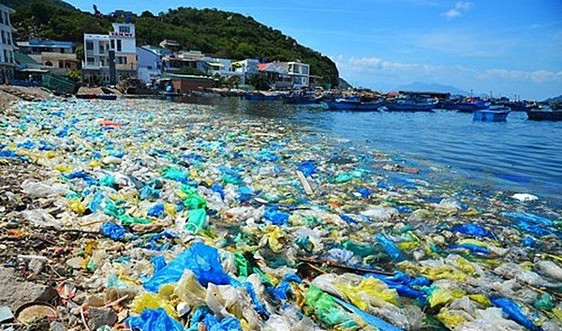 Điều gì khiến chiếc ly nhựa của bạn lại có thể tác động lớn đến môi trường? Đây là thời điểm để tìm hiểu. Hãy xem bức ảnh liên quan đến ô nhiễm môi trường nhựa này để hiểu rõ hơn về vấn đề này.