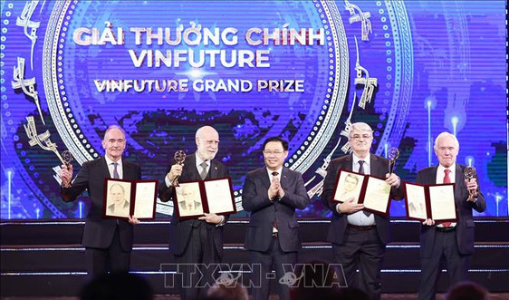Chủ tịch Quốc hội Vương Đình Huệ dự Lễ Trao giải thưởng VinFuture
