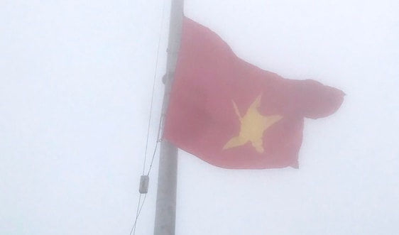 Lào Cai: Lễ thượng cờ thiêng liêng trên đỉnh núi Fansipan
