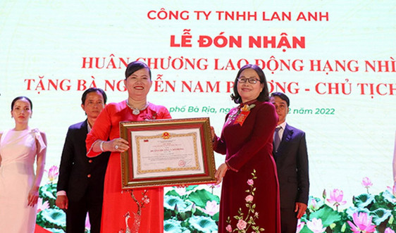 Doanh nhân Nguyễn Nam Phương và Công ty Lan Anh đón nhận Huân chương Lao động