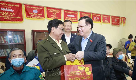 Chủ tịch Quốc hội thăm, tặng quà Tết các gia đình chính sách tại Quảng Bình