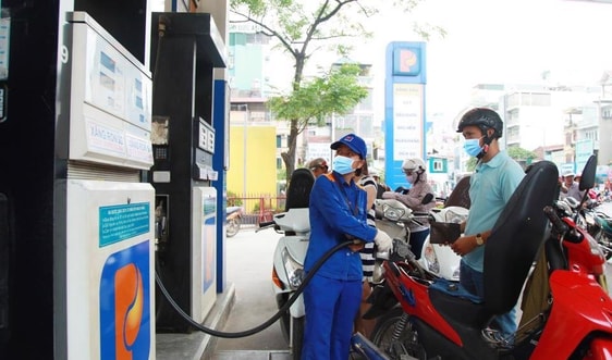 Giá xăng giữ nguyên, giá dầu giảm nhẹ 