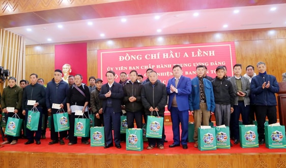 Bộ trưởng, Chủ nhiệm Ủy ban Dân tộc Hầu A Lềnh tặng quà Tết cho người nghèo, người có uy tín tại Sa Pa - Lào Cai