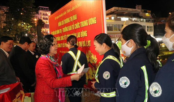 Trưởng ban Tổ chức Trung ương Trương Thị Mai chúc Tết công nhân môi trường Đà Lạt