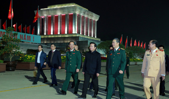 Phó Thủ tướng Trần Hồng Hà thăm, chúc Tết các lực lượng ứng trực đêm Giao thừa