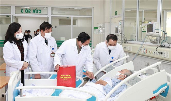 Thủ tướng đến thăm, chúc Tết y bác sĩ, nhân viên y tế và bệnh nhân