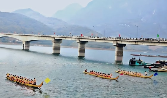 Sôi động Lễ hội đua thuyền truyền thống ven sông Đà