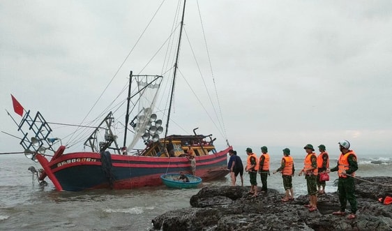 Quảng Trị: Cứu hộ tàu cá cùng 10 thuyền viên gặp nạn trên biển