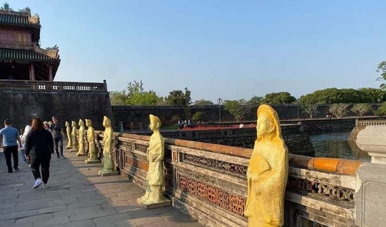 Xôn xao những bức tượng “lạ” đặt trước cửa Ngọ môn Huế