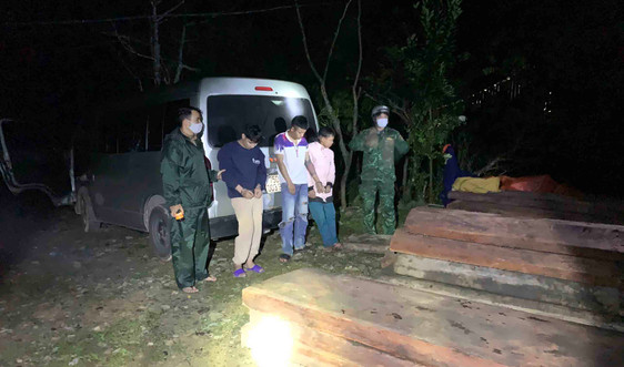 Thừa Thiên – Huế: Phát hiện xe ô tô chở hàng chục phách gỗ lậu