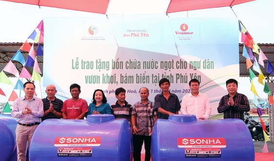 Báo TN&MT trao tặng 200 bồn chứa nước ngọt cho ngư dân TP Tuy Hoà vươn khơi bám biển
