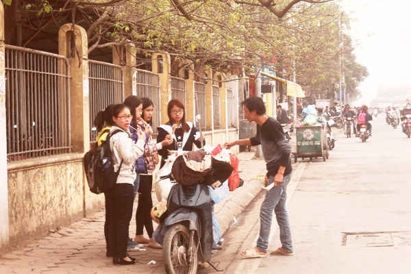 Cần nghiêm cấm hành vi mua, bán hàng hóa lấn chiếm lòng đường, vỉa hè